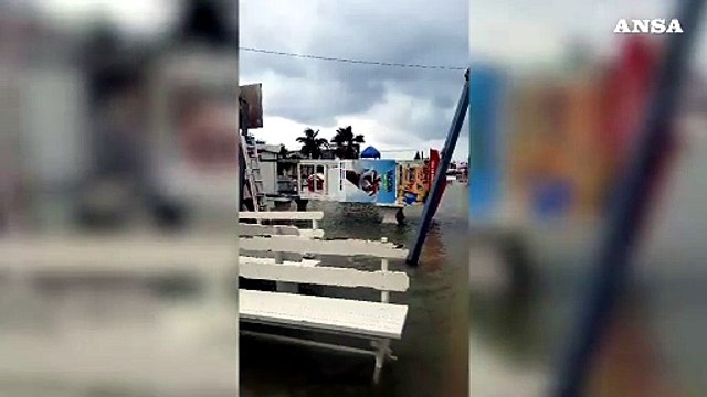 Maltempo in Emilia-Romagna, la spiaggia di Rimini sott'acqua