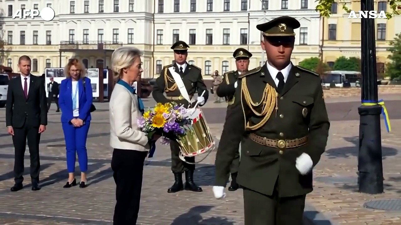 Von Der Leyen a Kiev depone fiori al Muro della Memoria