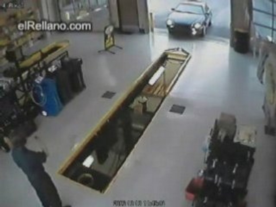 La femme de Régis chez le garagiste