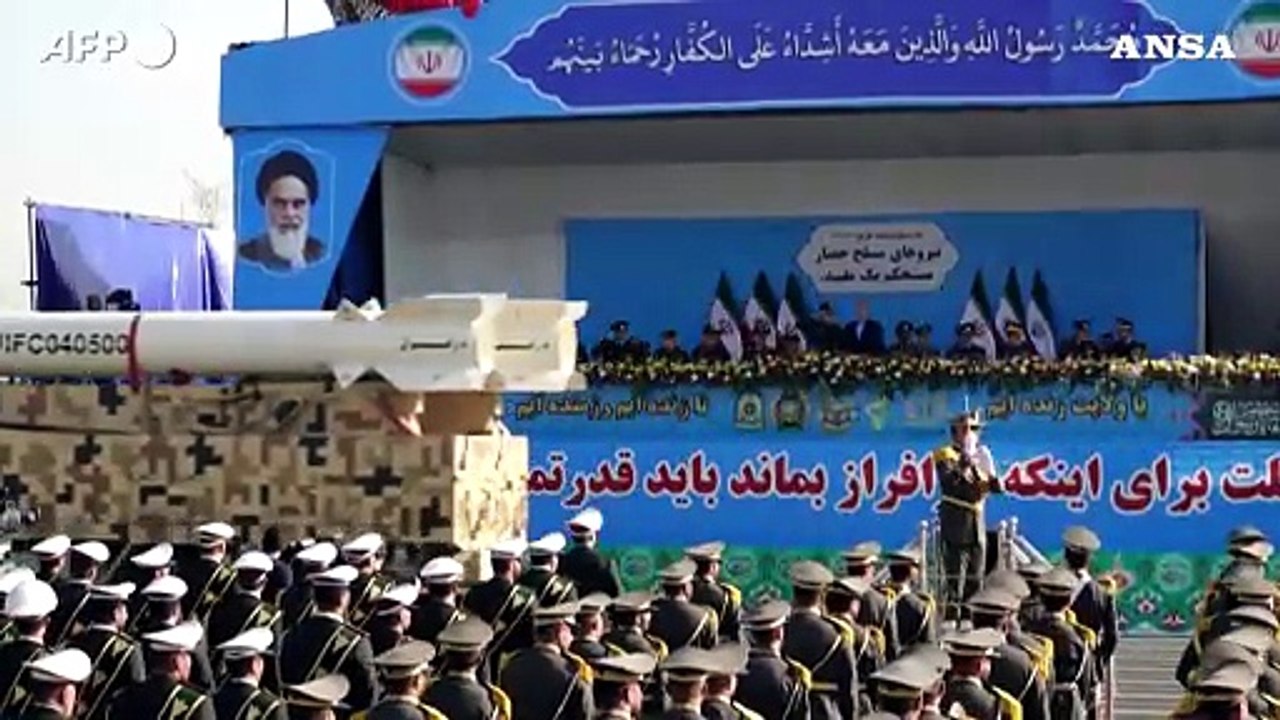 Iran, svelati missile e drone durante la parata delle forze armate