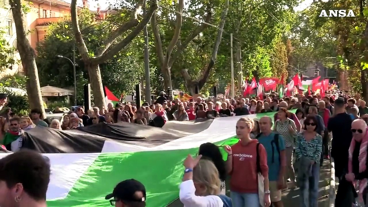 Roma, il corteo per la Palestina sfila a un anno dall'inizio del conflitto
