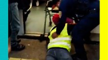 El osote de un policía: intentó hacer una buena acción y terminó en accidente | VIDEO