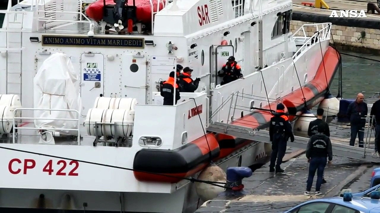 Motovedetta con i migranti da Albania a Bari, lo sbarco sotto la pioggia