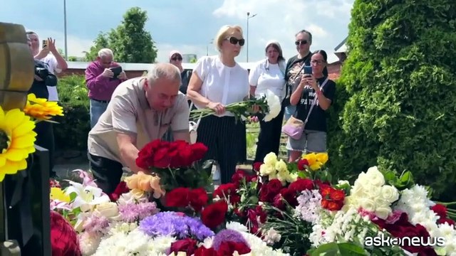 Fiori sulla tomba di Alexei Navalny per il cinquantesimo compleanno