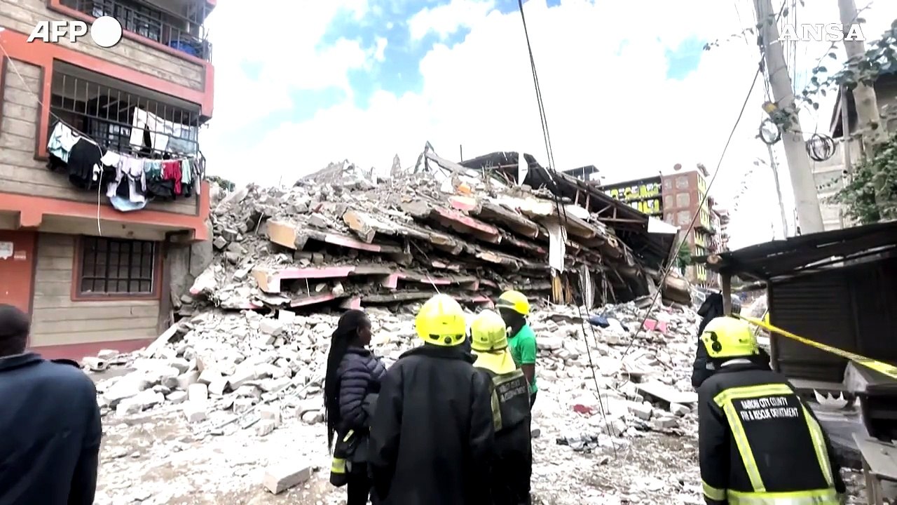 Crolla un edificio a Nairobi, le operazioni di soccorso
