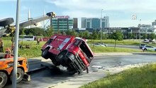 Bağcılar'da devrilen itfaiye aracındaki 3 personel yaralandı