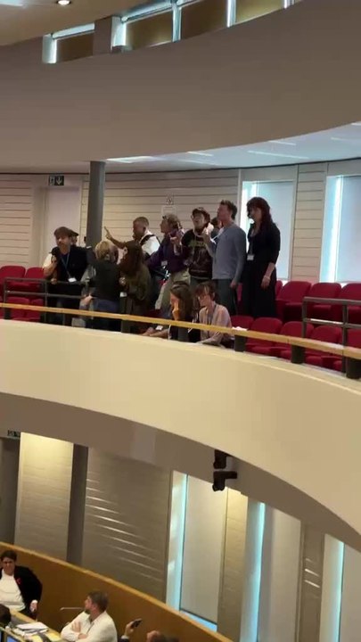 Vote sur l'enseignement: un évacuation a eu lieu au Parlement