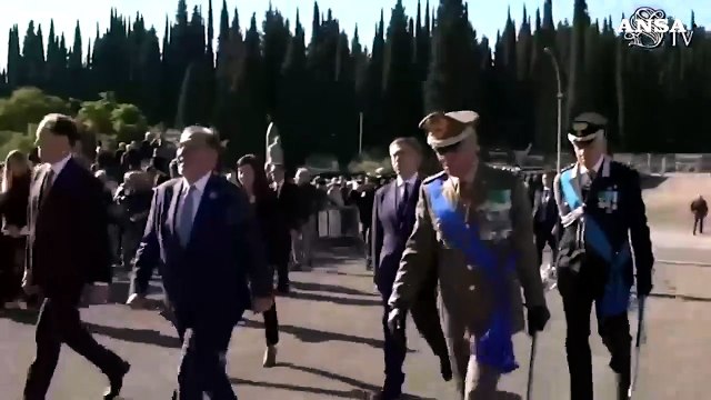 4 novembre, La Russa in ginocchio al Sacrario militare di Redipuglia