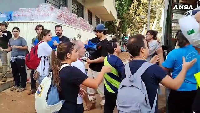 Maltempo Spagna, volontari all'opera a Valencia