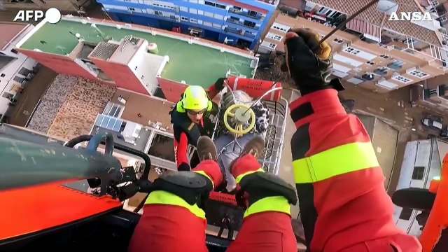 Alluvioni in Spagna, salvate centinaia di persone: recuperate con l'elicottero