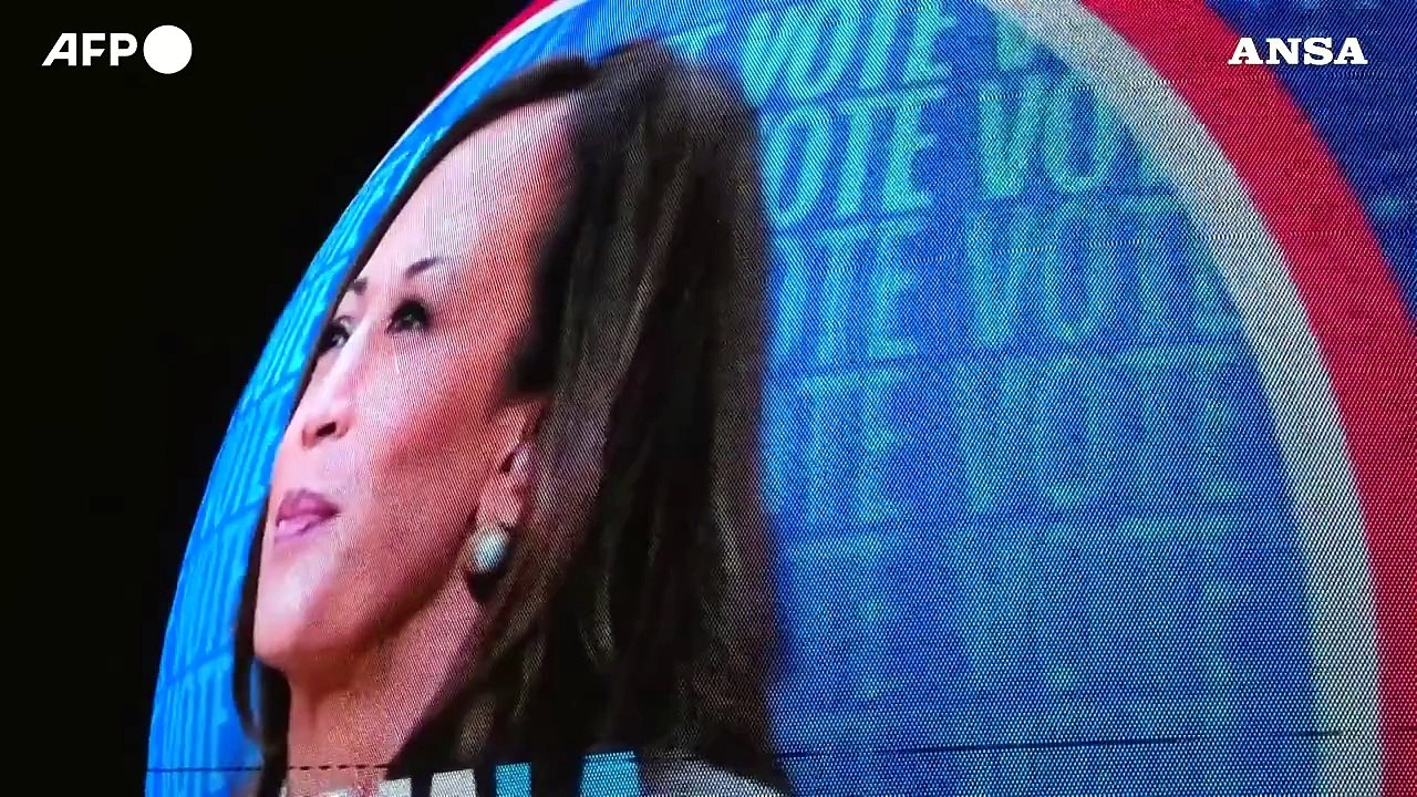Lo Sphere di Las Vegas illuminato da spot di Kamala Harris