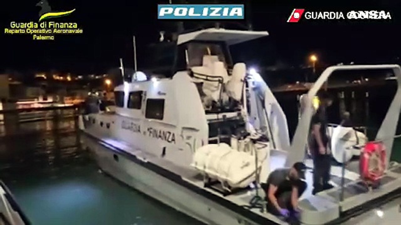 Abbandonano migranti su un barchino presso Lampedusa, fermati tre scafisti
