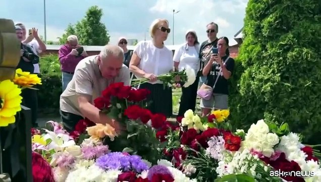 Fiori sulla tomba di Alexei Navalny per il cinquantesimo compleanno