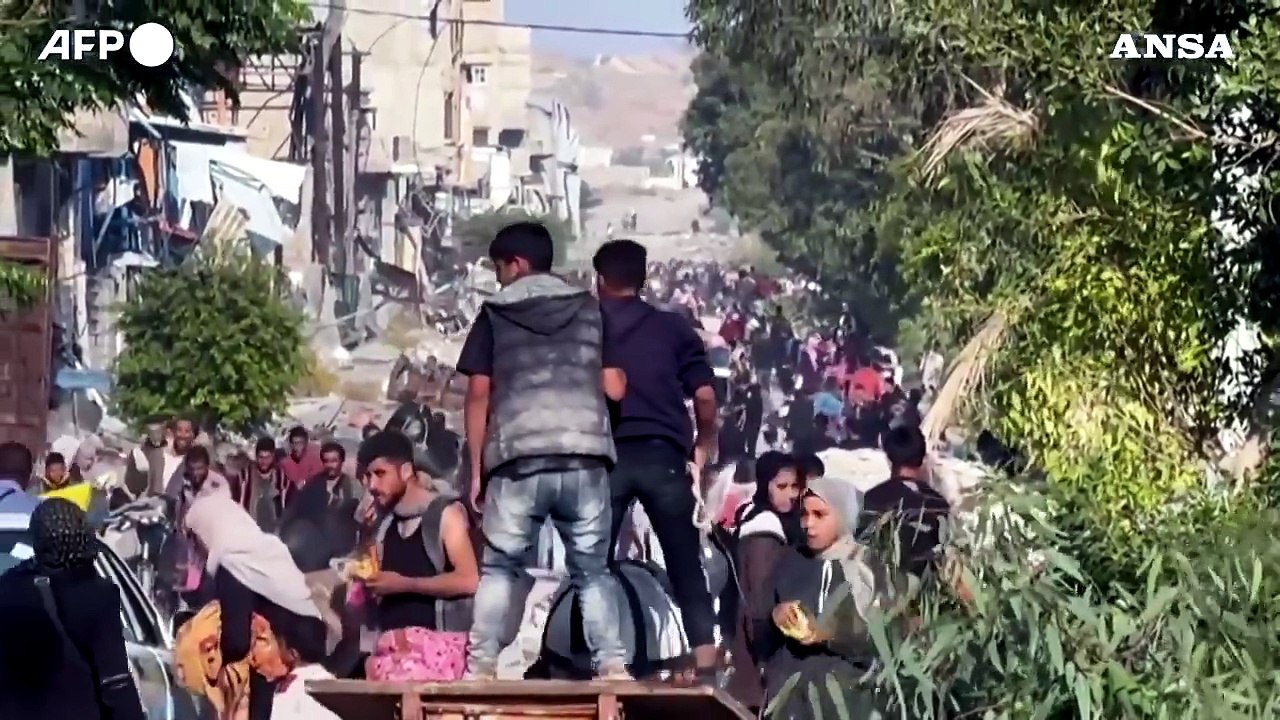 Gaza, civili in fuga da Beit Lahia dopo i nuovi raid israeliani