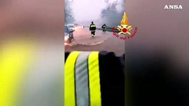 Maltempo in Sicilia, fiume esonda nel Catanese: persone soccorse dai vigili del fuoco