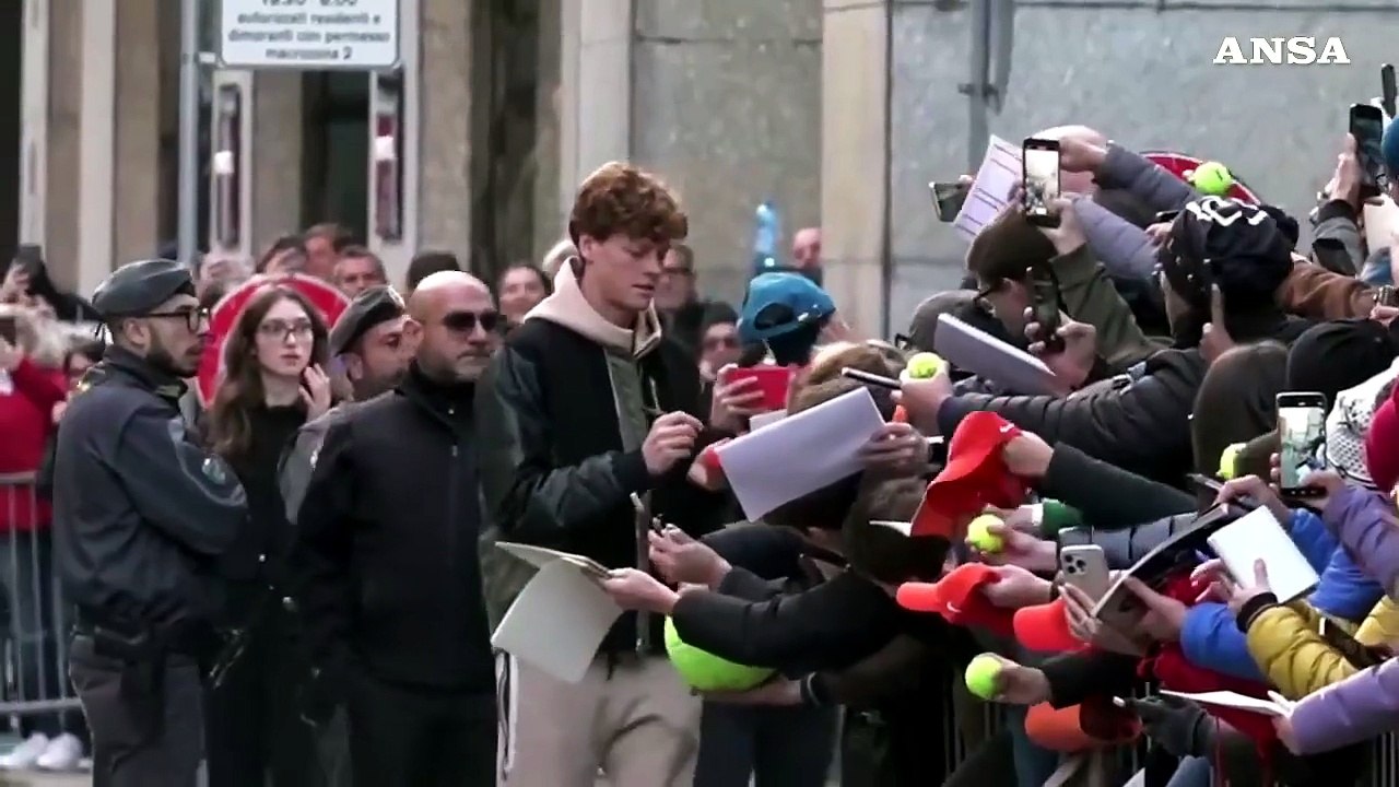 Torino, folla di tifosi per Jannik Sinner fuori dall'hotel