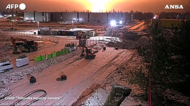 Un aereo cargo precipita a Vilnius, il momento dello schianto