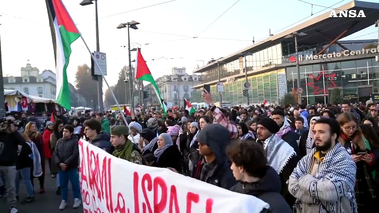 Torino, corteo pro-Palestina e contro la fornitura di armi a Israele