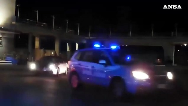 Napoli, blitz della polizia per traffico di droga e cellulari in carcere