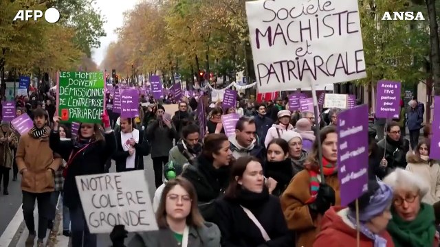 Parigi, migliaia di persone marciano contro la violenza sulle donne