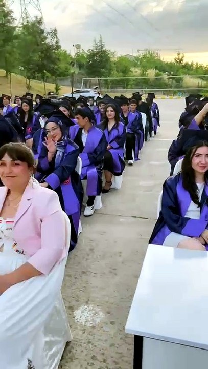 İzmit Şehit Özcan Kan Fen Lisesi'nde kep atma heyecanı: 135 öğrencinin mezuniyet gururu