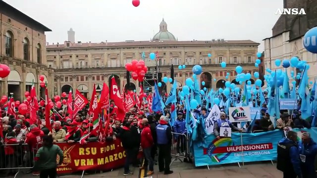 Sciopero generale, a Bologna migliaia al corteo di Cgil e Uil