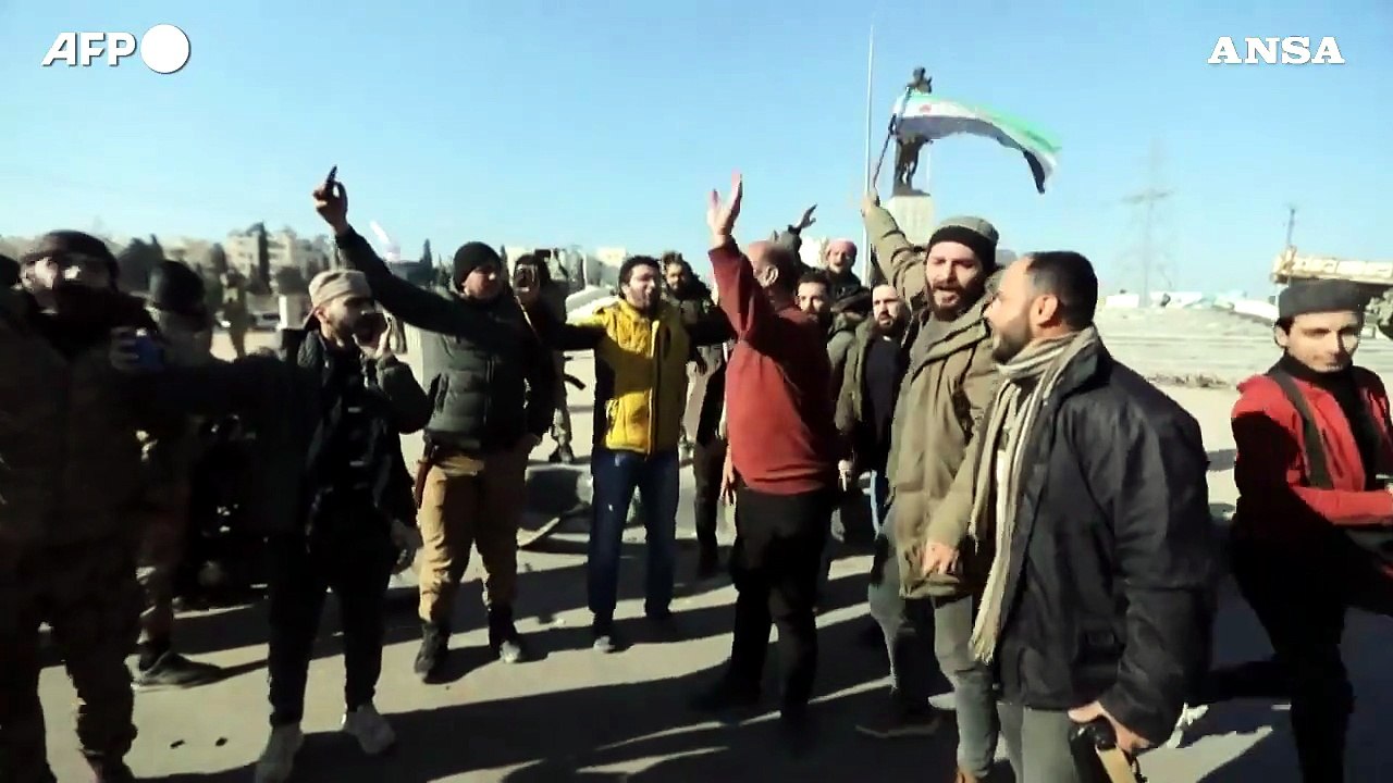 Siria, i ribelli jihadisti festeggiano per le strade di Aleppo