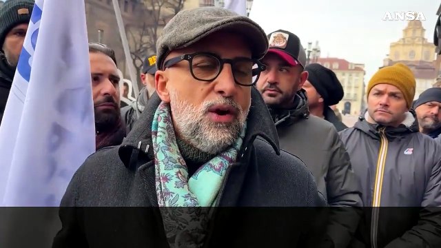 Trenta sagome di poliziotti in piazza a Torino, flash mob di Fsp
