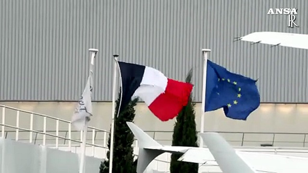 Mattarella arriva a Parigi per la cerimonia di Notre-Dame