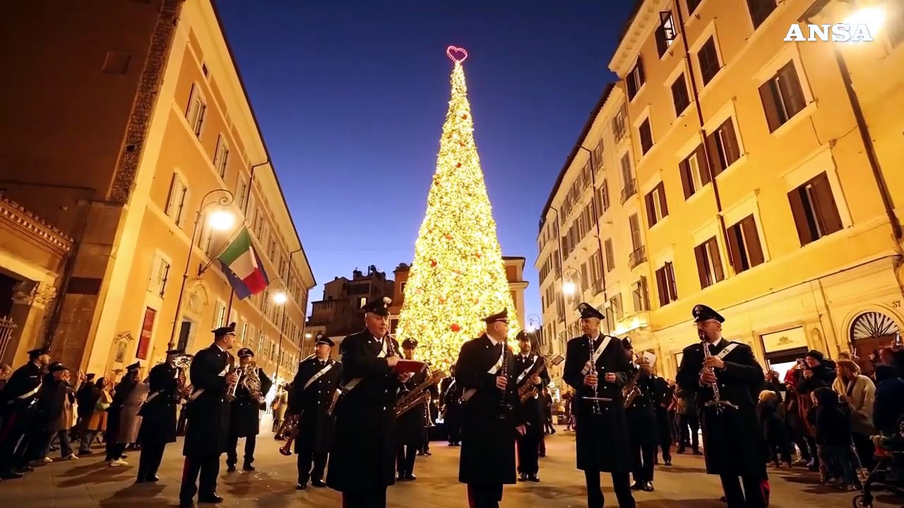 Natale, le note dell'Arma dei Carabinieri accendono l'albero in centro a Roma