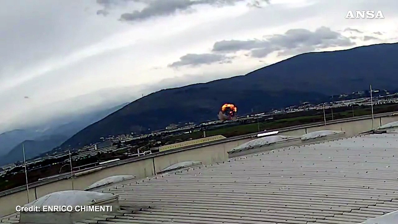 Prima la fiammata poi il fumo, il momento dell'esplosione nel sito Eni di Calenzano
