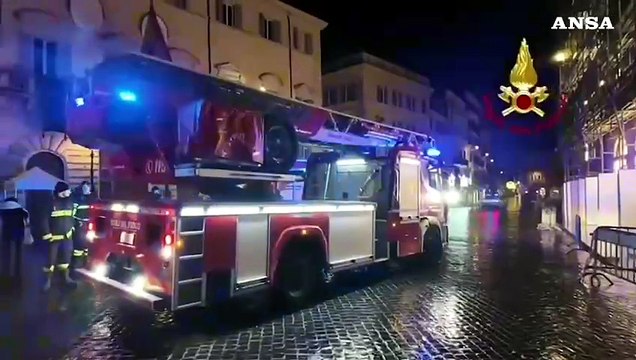 Roma, i pompieri omaggiano la statua della Madonna in piazza di Spagna