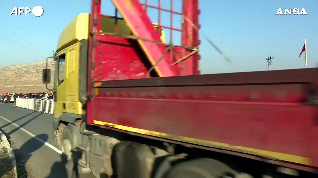 Siria, folla al confine con la Turchia dopo la cacciata di Assad