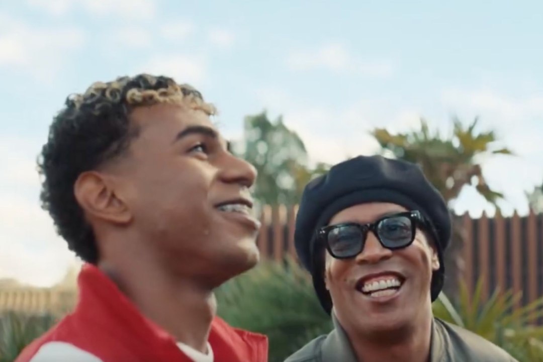 What are Ronaldinho and Lamine Yamal doing together in a parking lot in Japan?