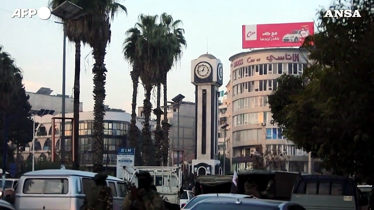 Siria, le milizie ribelli sparano in aria dopo aver conquistato Homs