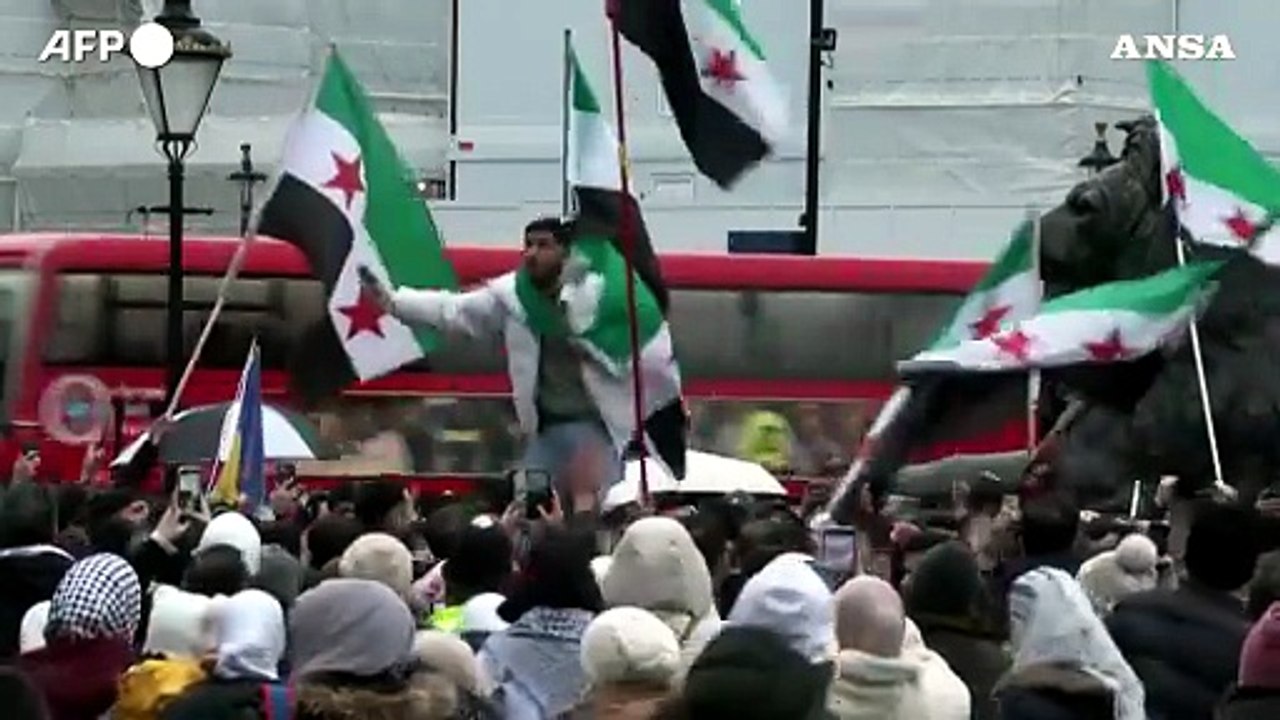 Siria, i festeggiamenti a Londra e Stoccolma per la caduta di Assad