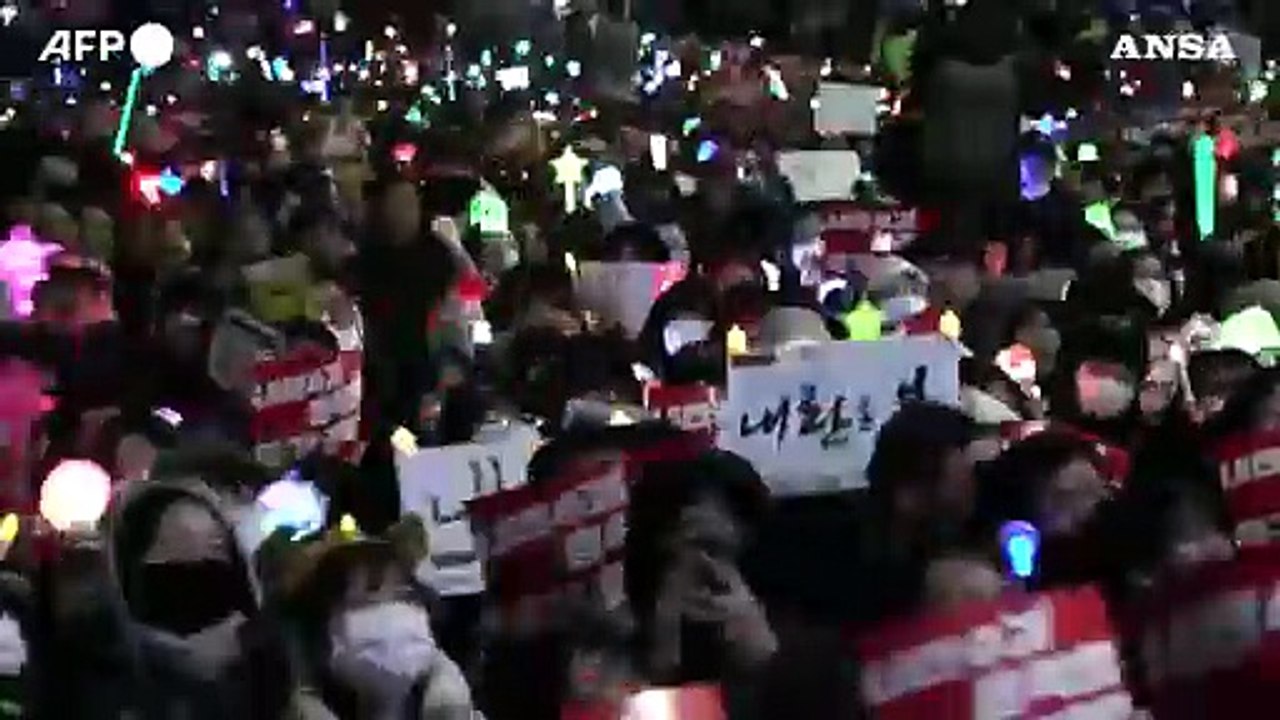 Seul, ancora festose manifestazioni per chiedere le dimissioni di Yoon