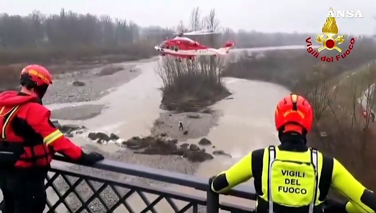 Vuole scattarsi un selfie, resta bloccata sul fiume: salvata