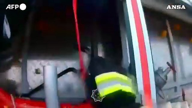 Aereo precipitato in Kazakistan, l'arrivo dei soccorsi sul luogo dello schianto