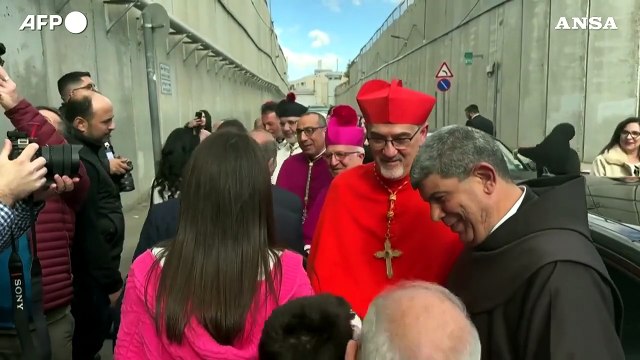 Pizzaballa a Betlemme, cartelli stop al genocidio a Gaza