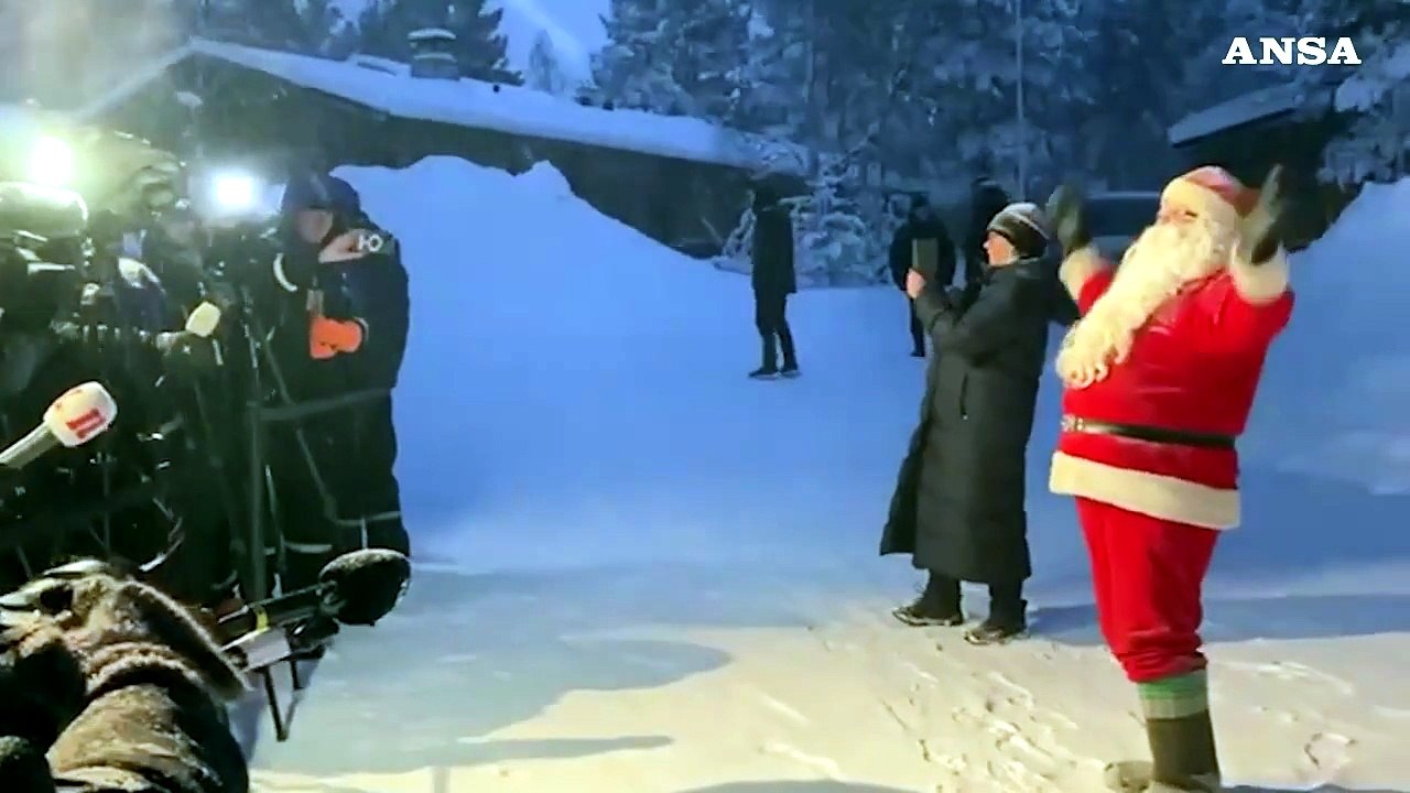 Meloni al summit Nord-Sud in Lapponia, l'abbraccio con Babbo Natale
