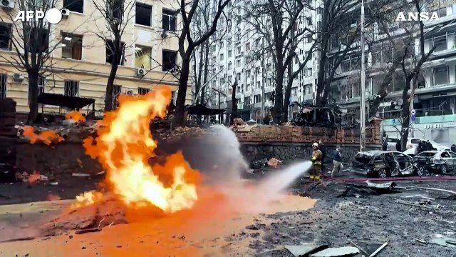 Attacco russo a Kiev, auto in fiamme ed edifici danneggiati