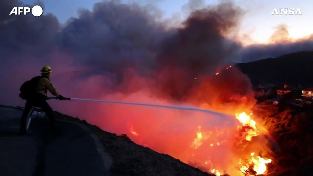 Incendi minacciano Los Angeles, migliaia di persone evacuate