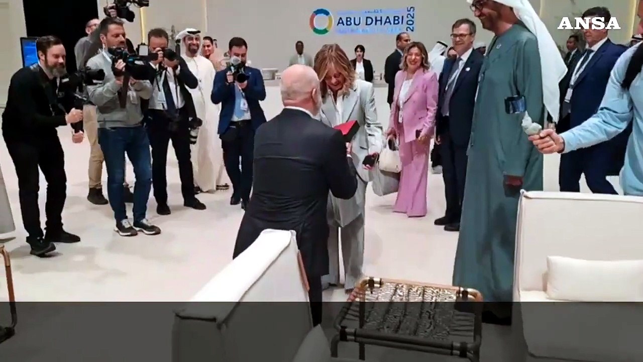 Rama si inginocchia davanti a Meloni e le regala un foulard