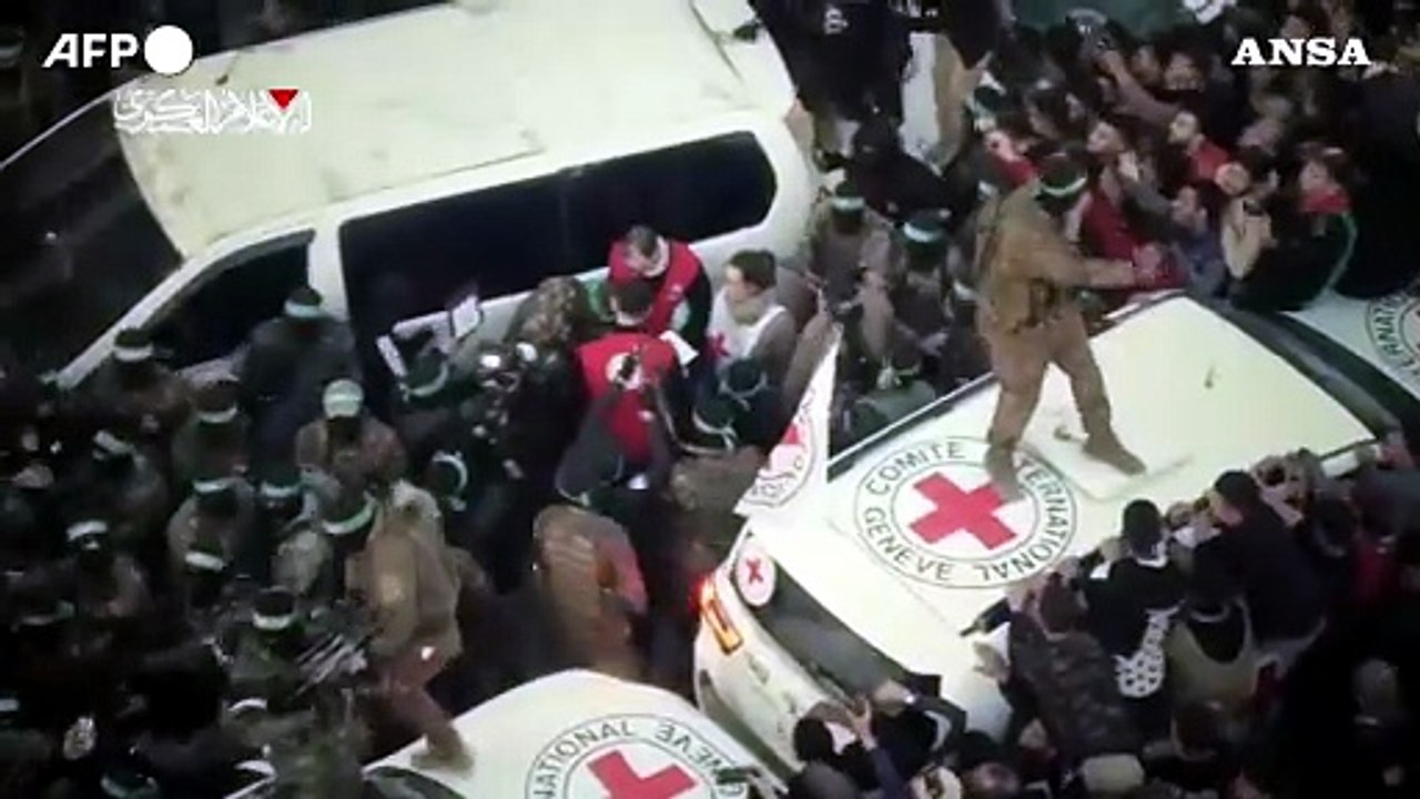 Il filmato di Hamas mostra il rilascio dei primi tre ostaggi israeliani
