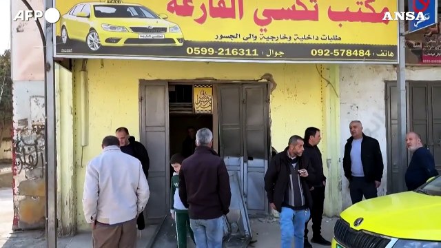 Cisgiordania, residenti di un campo profughi ispezionano i danni di un raid israeliano