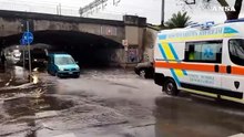 Maltempo, bomba d'acqua a Firenze e strade allagate- Video