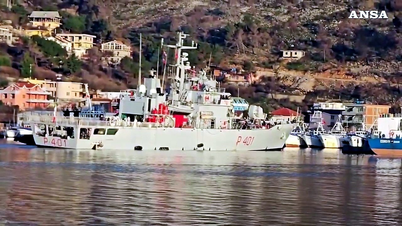 La nave Cassiopea in Albania, lo sbarco dei 49 migranti