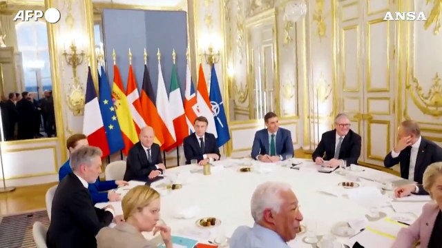 Vertice sull'Ucraina all'Eliseo, l'affettuoso commiato fra Macron e Meloni