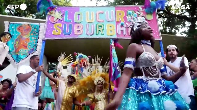 Carnevale di Rio, pazienti psichiatrici animano una delle tante sfilate